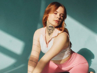 Alter: 19 / Waage - Alter: 155 / schlank - Geschlecht: weiblich - Ausrichtung: bisexuell - Haare: rot / lang - Piercing: Zunge - bewebmaster-Alter: B - Hautfarbe: weiss - Augen: grün - Rasur: vollrasiert